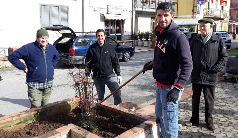 Operai in Piazza XXV Aprile a Firmo